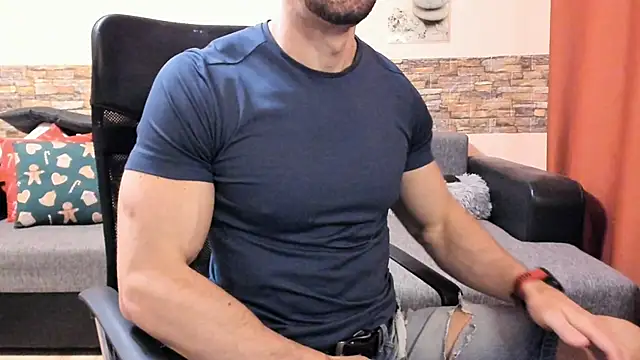 Snapshot of HotHunkTrainer chatting on 03.11.26 HotHunkTrainer online show from 03.11.26