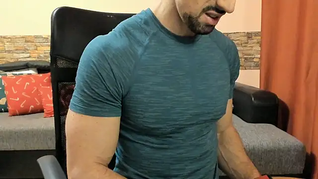 Snapshot of HotHunkTrainer chatting on 03.13.26 HotHunkTrainer online show from 03.13.26