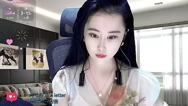 Snapshot of W-E-N-123 chatting on 10.23.25 W-E-N-123 online show from 10.23.25