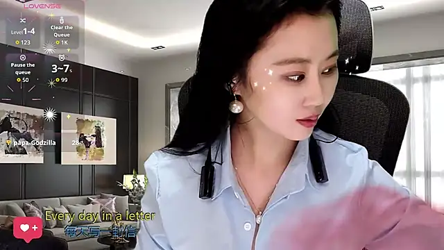 Snapshot of W-E-N-123 chatting on 11.28.25 W-E-N-123 online show from 11.28.25