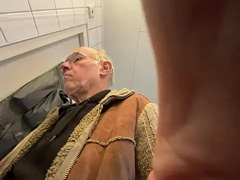 Snapshot of martxxxxx chatting on 12.15.24 martxxxxx online show from 12.15.24