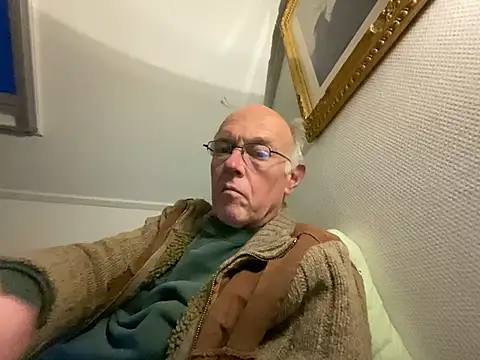 Snapshot of martxxxxx chatting on 12.22.24 martxxxxx online show from 12.22.24