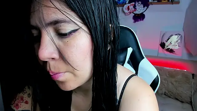 Snapshot of AilynRed chatting on 11.23.25 AilynRed online show from 11.23.25