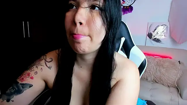 Snapshot of AilynRed chatting on 11.29.25 AilynRed online show from 11.29.25