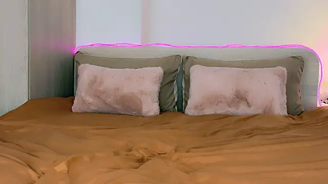 Snapshot of oh-my-mia chatting on 11.21.25 oh-my-mia online show from 11.21.25