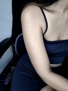 Snapshot of Leeeezzzz_roy chatting on 11.25.25 Leeeezzzz roy online show from 11.25.25