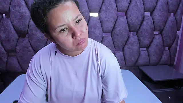 Snapshot of AlaSmith chatting on 11.04.25 AlaSmith online show from 11.04.25