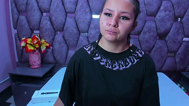 Snapshot of AlaSmith chatting on 11.11.25 AlaSmith online show from 11.11.25