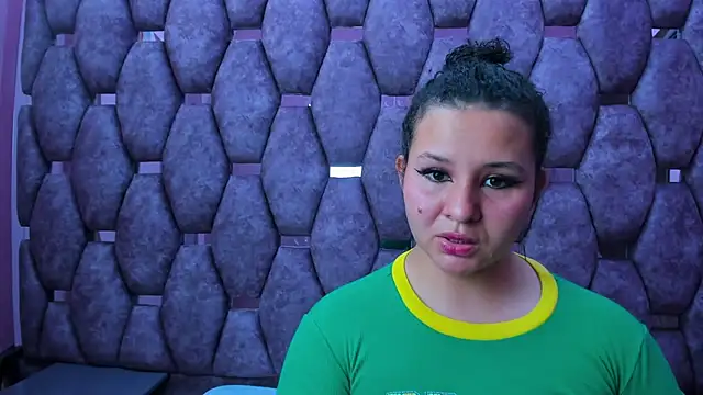 Snapshot of AlaSmith chatting on 11.25.25 AlaSmith online show from 11.25.25