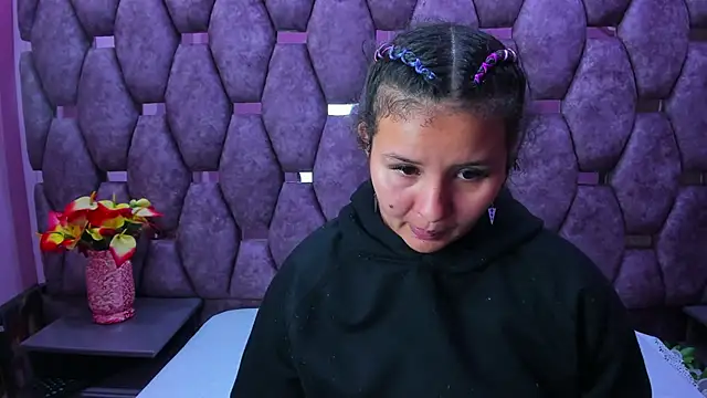 Snapshot of AlaSmith chatting on 12.03.25 AlaSmith online show from 12.03.25