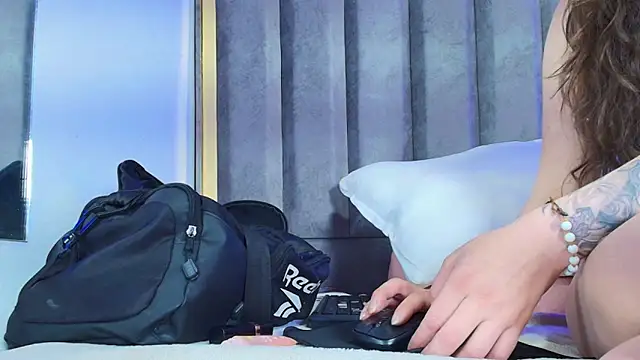 Snapshot of Eda_Bonne chatting on 11.29.25 Eda Bonne online show from 11.29.25