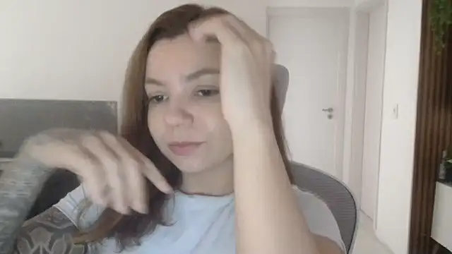 Snapshot of HotRuiva chatting on 09.25.25 HotRuiva online show from 09.25.25