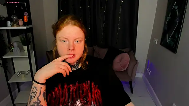 Snapshot of Cassie_xKiss chatting on 11.15.25 Cassie xKiss online show from 11.15.25