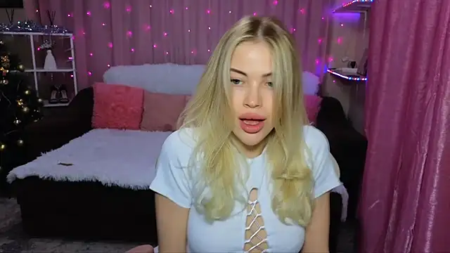 Snapshot of EmmyMills chatting on 12.08.24 EmmyMills online show from 12.08.24