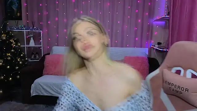 Snapshot of EmmyMills chatting on 12.13.24 EmmyMills online show from 12.13.24