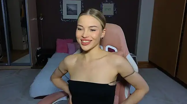 Snapshot of EmmyMills chatting on 01.04.25 EmmyMills online show from 01.04.25