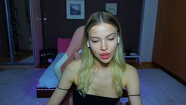 Snapshot of EmmyMills chatting on 01.18.25 EmmyMills online show from 01.18.25