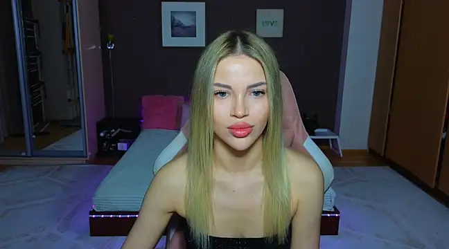 Snapshot of EmmyMills chatting on 01.19.25 EmmyMills online show from 01.19.25