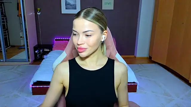 Snapshot of EmmyMills chatting on 01.27.25 EmmyMills online show from 01.27.25