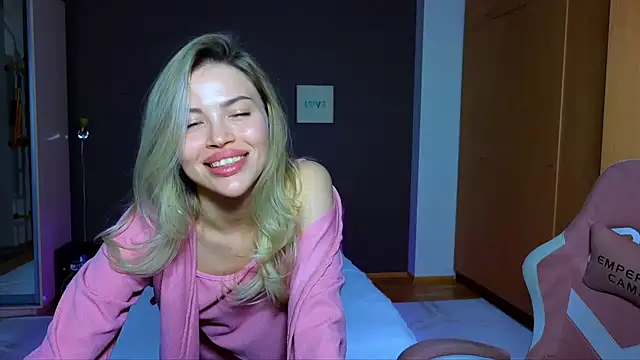 Snapshot of EmmyMills chatting on 02.12.25 EmmyMills online show from 02.12.25