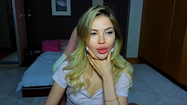 Snapshot of EmmyMills chatting on 02.14.25 EmmyMills online show from 02.14.25