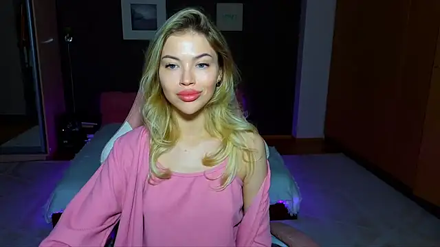 Snapshot of EmmyMills chatting on 02.15.25 EmmyMills online show from 02.15.25