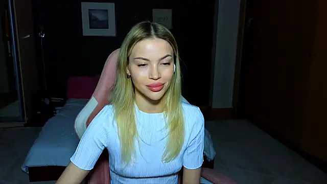 Snapshot of EmmyMills chatting on 02.16.25 EmmyMills online show from 02.16.25