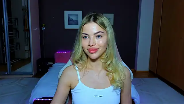 Snapshot of EmmyMills chatting on 02.19.25 EmmyMills online show from 02.19.25