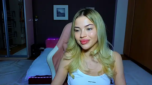 Snapshot of EmmyMills chatting on 02.20.25 EmmyMills online show from 02.20.25