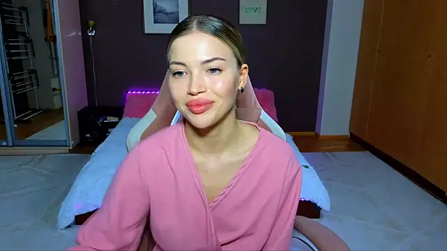 Snapshot of EmmyMills chatting on 02.24.25 EmmyMills online show from 02.24.25