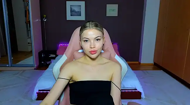 Snapshot of EmmyMills chatting on 03.04.25 EmmyMills online show from 03.04.25