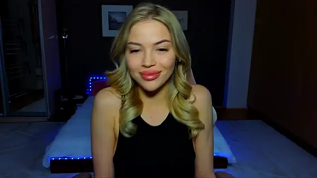 Snapshot of EmmyMills chatting on 03.05.25 EmmyMills online show from 03.05.25