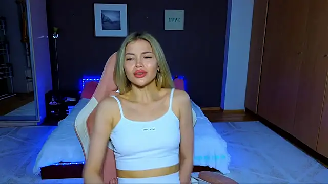 Snapshot of EmmyMills chatting on 03.09.25 EmmyMills online show from 03.09.25