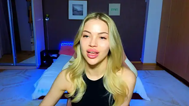 Snapshot of EmmyMills chatting on 03.22.25 EmmyMills online show from 03.22.25