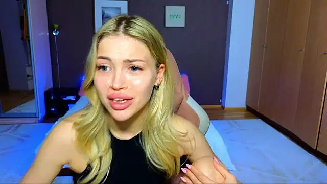 Snapshot of EmmyMills chatting on 03.23.25 EmmyMills online show from 03.23.25