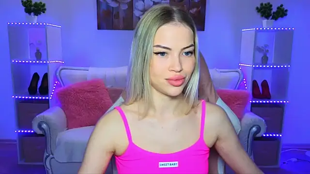 Snapshot of EmmyMills chatting on 10.19.25 EmmyMills online show from 10.19.25