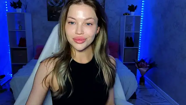Snapshot of EmmyMills chatting on 06.19.26 EmmyMills online show from 06.19.26