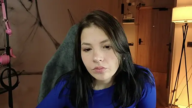 Snapshot of AnnaTrueno chatting on 11.05.25 AnnaTrueno online show from 11.05.25