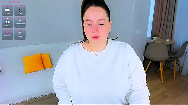 Snapshot of Feral__berry__ chatting on 11.17.25 Feral berry online show from 11.17.25