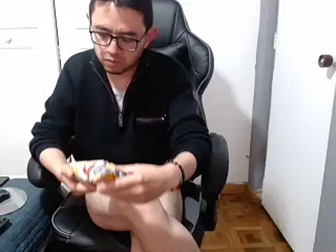 Snapshot of Diptongo chatting on 12.26.24 Diptongo online show from 12.26.24