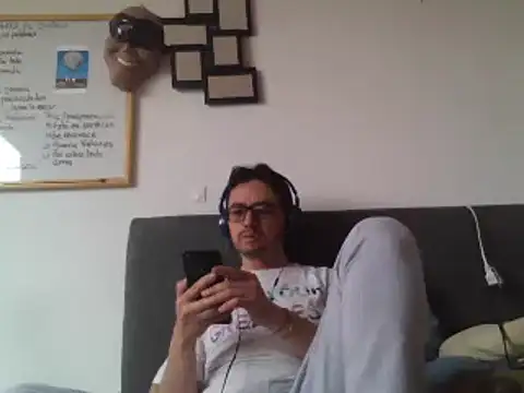 Snapshot of Diptongo chatting on 02.26.25 Diptongo online show from 02.26.25