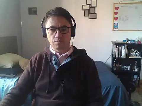 Snapshot of Diptongo chatting on 11.04.25 Diptongo online show from 11.04.25