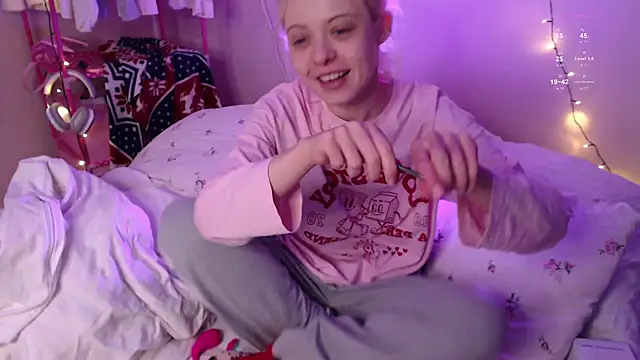 Snapshot of KatieMelone chatting on 01.18.26 KatieMelone online show from 01.18.26