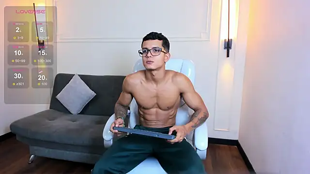 Snapshot of Paradise_boy_s chatting on 11.10.25 Paradise boy s online show from 11.10.25