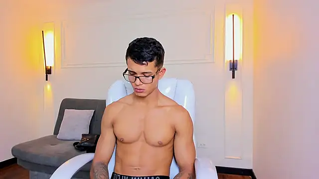 Snapshot of Paradise_boy_s chatting on 11.22.25 Paradise boy s online show from 11.22.25