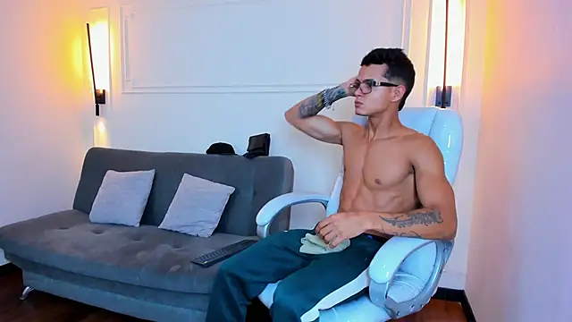 Snapshot of Paradise_boy_s chatting on 11.29.25 Paradise boy s online show from 11.29.25