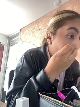 Miabonnett  online show from 11.22.25