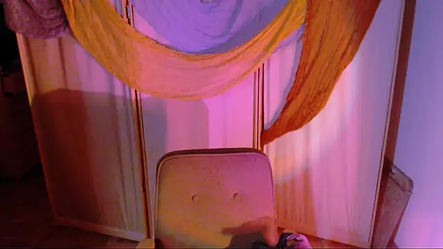 Snapshot of Malinax chatting on 10.21.25 Malinax online show from 10.21.25