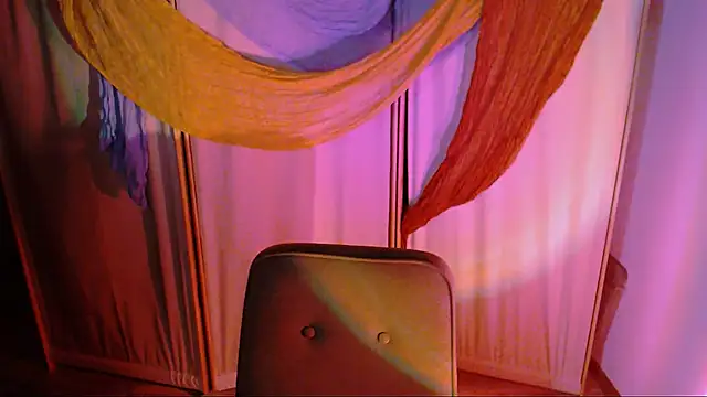 Snapshot of Malinax chatting on 10.27.25 Malinax online show from 10.27.25