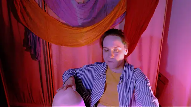 Snapshot of Malinax chatting on 10.28.25 Malinax online show from 10.28.25